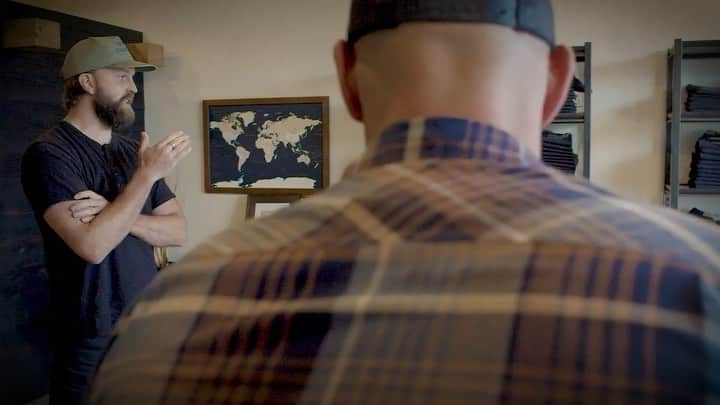 デライノ・デシールズ・ジュニアのインスタグラム：「Talking fashion with my guys at @deepellumdenim while filming with @watch_momentum team. I never thought I could learn so much about blue jeans 🤯.」
