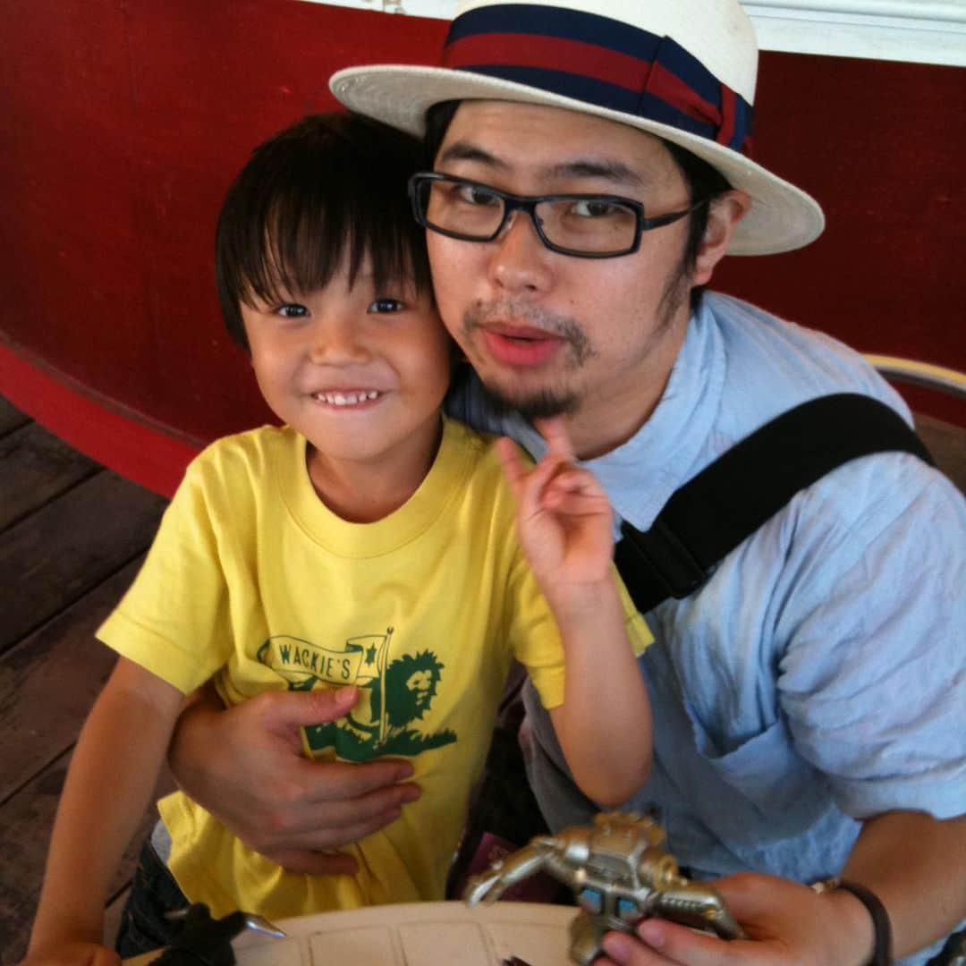 松田岳二さんのインスタグラム写真 - (松田岳二Instagram)「まぁ、なんというか息子の16歳の誕生日に10年前の写真を掘り起こしてみたら、ハマケンに抱っこされてる彼が写ってたんです。息子にも今のハマケンにも改めましておめでとう、そしてありがとうって言いたい。土曜日の広島で同じポーズで写真撮ろう！  どこにいてもなにをしてても良いので、 連絡だけは途絶えずにね。 let's keep in touch.  2枚目のと最後の写真のノノコも見てあげてね❤️」8月1日 3時45分 - cbsmgrfc