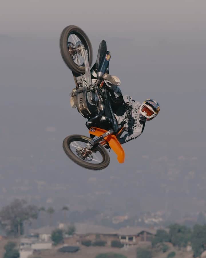 レッドブルのインスタグラム：「Two flights for the price of one 🔥 via @tylerbereman 📹 Fundamentals // Click the link in our bio to watch Tyler’s new project 👀  #freeride #motocross #whips #mx #redbull #givesyouwings」
