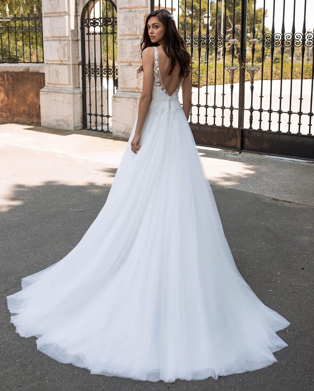 Pronoviasさんのインスタグラム写真 - (PronoviasInstagram)「A design with an evasé skirt, natural waist and flow, crafted in multiple layers of soft tulle. The Estambul dress is ideal for romantic and sophisticated brides.」8月1日 3時50分 - pronovias