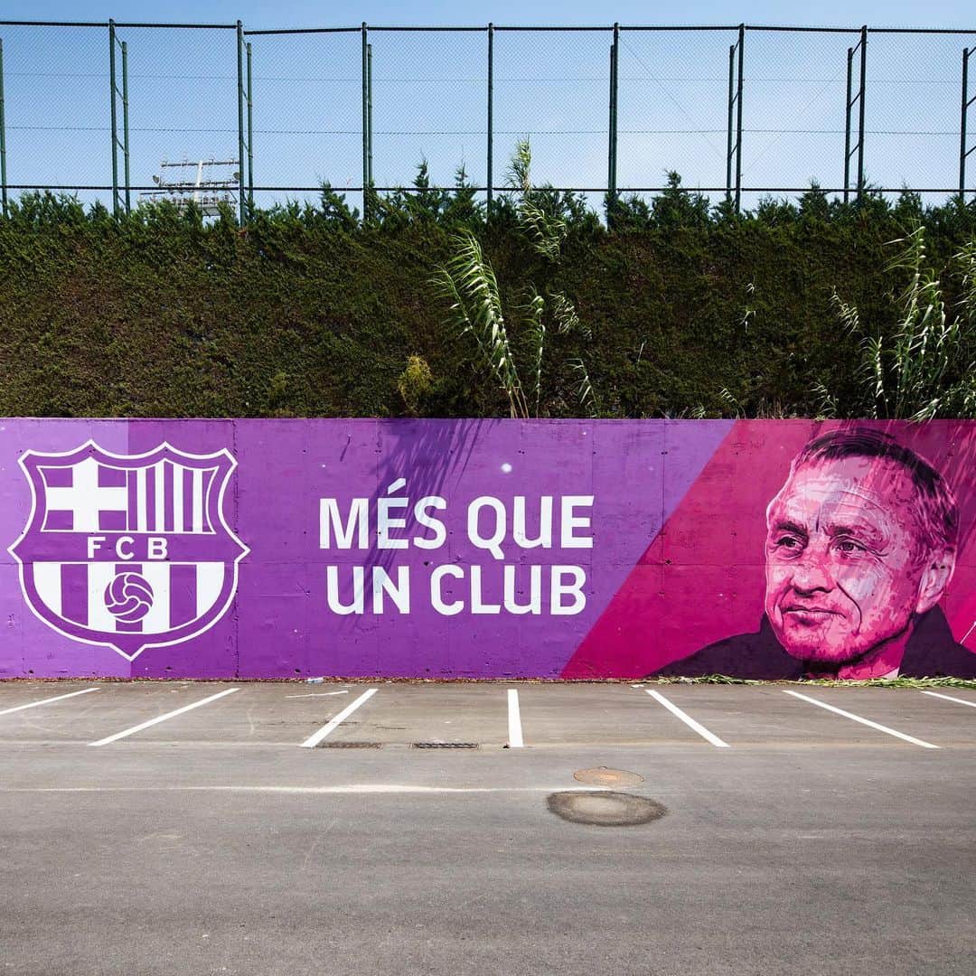 ヨハン・クライフさんのインスタグラム写真 - (ヨハン・クライフInstagram)「❤️ This beautiful new mural to honor Johan Cruyff, is now visible at the training centre of @fcbarcelona 🙏」8月1日 3時56分 - johancruyff