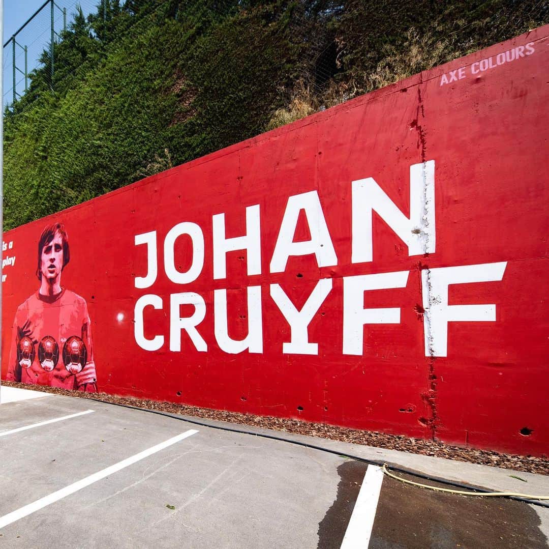 ヨハン・クライフのインスタグラム：「❤️ This beautiful new mural to honor Johan Cruyff, is now visible at the training centre of @fcbarcelona 🙏」
