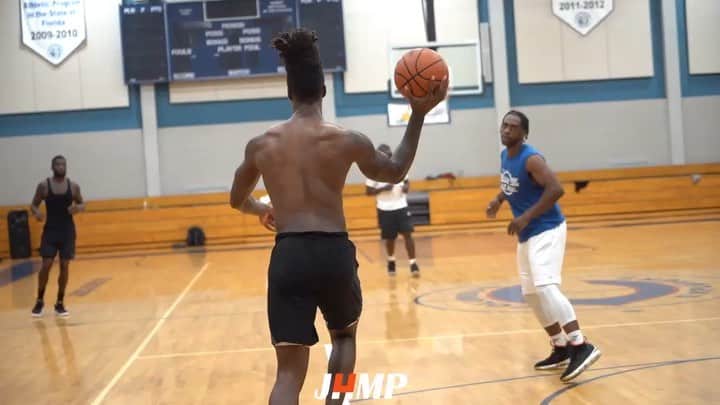 グッチ・メインのインスタグラム：「Game 5 series tied up don’t run pull back up  @mikevick @lonniewalkeriv 💪🏿🏀🏹🏹」