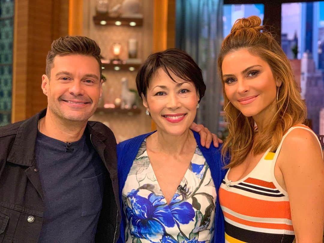 マリア・メノウノスさんのインスタグラム写真 - (マリア・メノウノスInstagram)「Always a blast filling in on @livekellyandryan. Especially with these women ⬆️ @chasingthecure’s @anncurry, @glownetflix’s #BettyGilpin and @americanidol winner @maddiepoppe 😝」8月1日 3時58分 - mariamenounos