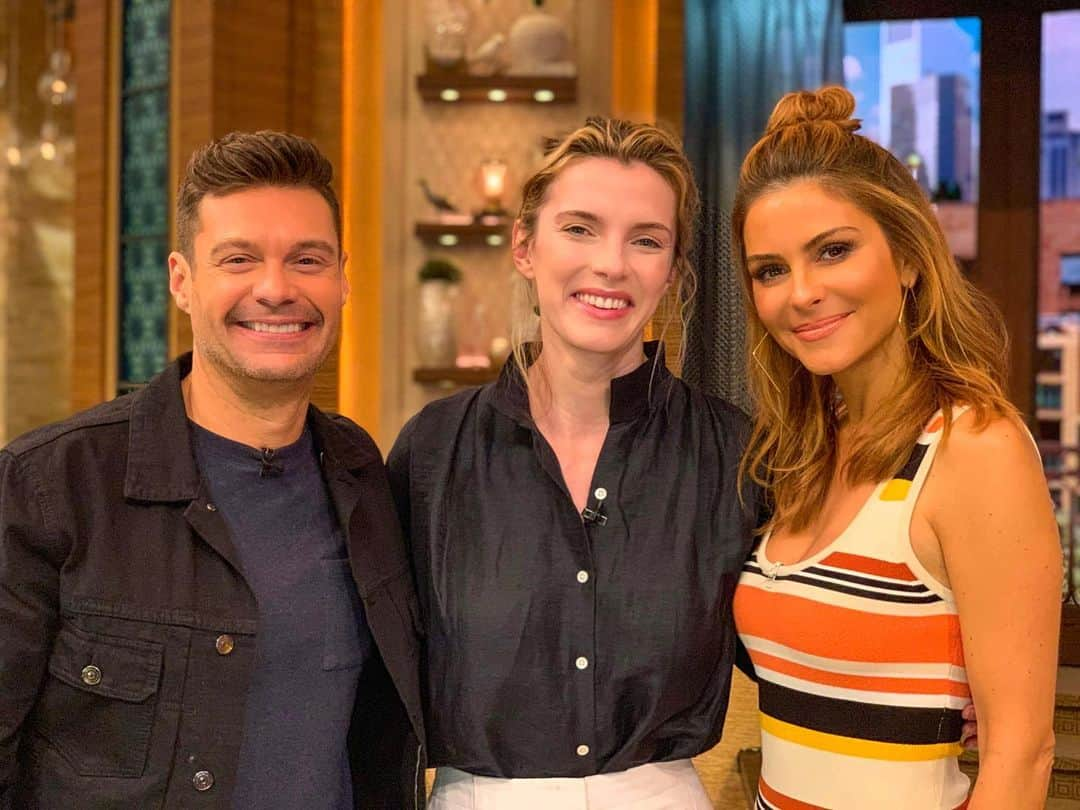 マリア・メノウノスさんのインスタグラム写真 - (マリア・メノウノスInstagram)「Always a blast filling in on @livekellyandryan. Especially with these women ⬆️ @chasingthecure’s @anncurry, @glownetflix’s #BettyGilpin and @americanidol winner @maddiepoppe 😝」8月1日 3時58分 - mariamenounos