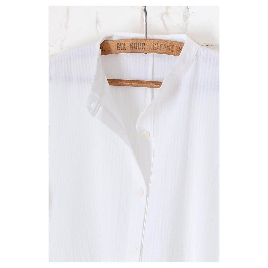キャベジズ&ローゼズのインスタグラム：「Don’t miss out on Angelica in white seersucker 💞 Perfectly cool as a dress or as a tunic over jeans or leggings 👉Swipe to See More Details👈 #summerwhites #seersucker #seersuckerdress #summerdress #consciousfashion #ethicalfashionbrand #madeinengland #slowfashionstyle @christina_strutt @cabbagesandroses_shop 👆Link In Bio👆」