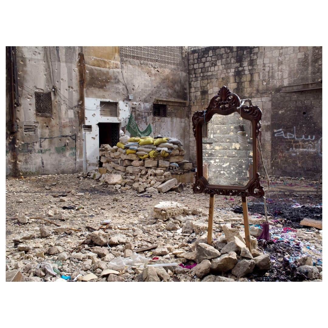 Magnum Photosさんのインスタグラム写真 - (Magnum PhotosInstagram)「'Territoires et Destins', a new exhibition by @jeromesessini, is currently showing at the Magnum Gallery in Paris. . Spanning from years of conflict reporting to urban landscapes and fashion work, the images included in this exhibition show the versatile quality of an artist capable of bringing his signature and underlying concerns for the photographic medium to any genre. . For more info about the exhibition, please visit magnumphotos.com/events. . PHOTO: Front line in the old city. FSA fighters use mirrors to observe snipers. Aleppo, Syria. February 18, 2013. . © @jeromesessini/#MagnumPhotos」8月1日 4時01分 - magnumphotos