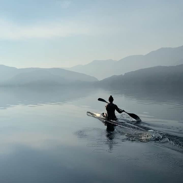 リサ・キャリントンのインスタグラム：「344 days down 21 to go until 🌎 champs Szeged, Hungary 🇭🇺. Only a few more days in Slovenia before heading to Italy for the last build up. It’s a privilege to represent NZ, and explore beautiful parts of the world. Thanks to those who make moments like this possible #grateful #bohinj #myoffice」