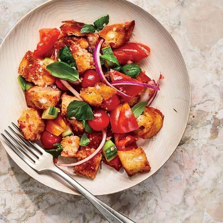 Food & Wineさんのインスタグラム写真 - (Food & WineInstagram)「You've probably had panzanella before, but you really haven't lived until you've had @ciaosamin's version, featuring three kinds of tomatoes and homemade vinaigrette. Tap the link in our bio for the recipe. 📷 @protazio」8月1日 4時10分 - foodandwine