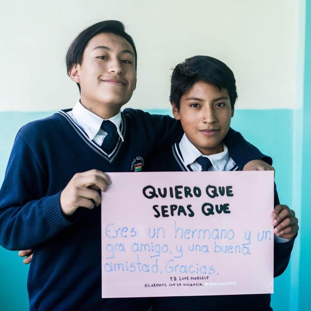 unicefさんのインスタグラム写真 - (unicefInstagram)「Heartwarming moments 💌  To celebrate #FriendshipDay, these students in Ecuador shared kind notes with each other.  With 1 in 3 young people aged 13-15 experiencing bullying, school can be tough. Take the time to be kind. #ENDviolence #BTSLoveMyself」8月1日 4時10分 - unicef