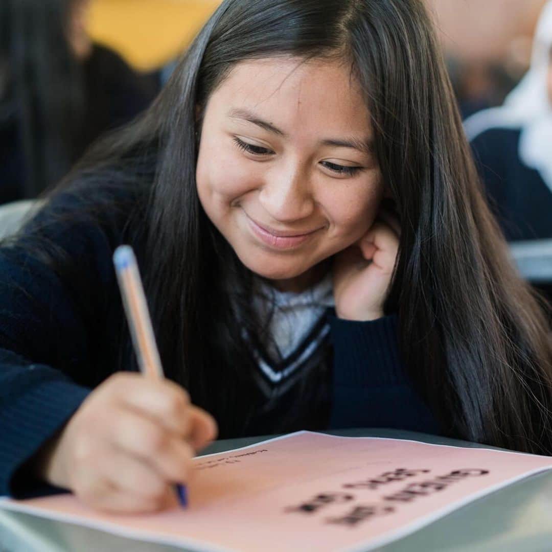 unicefさんのインスタグラム写真 - (unicefInstagram)「Heartwarming moments 💌  To celebrate #FriendshipDay, these students in Ecuador shared kind notes with each other.  With 1 in 3 young people aged 13-15 experiencing bullying, school can be tough. Take the time to be kind. #ENDviolence #BTSLoveMyself」8月1日 4時10分 - unicef