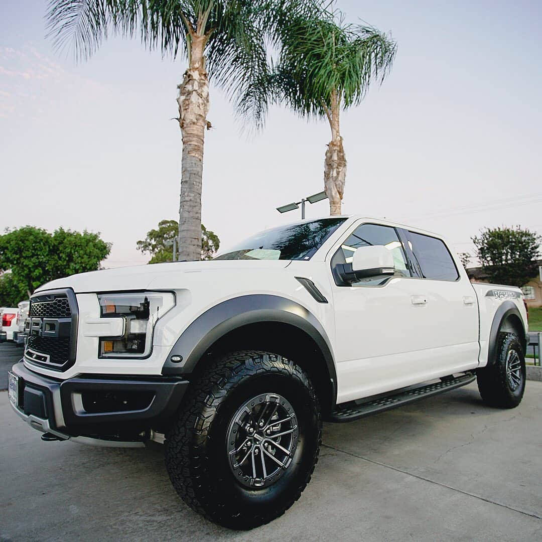 T・ミルズさんのインスタグラム写真 - (T・ミルズInstagram)「can’t even think of a caption cuz I’m so in love with my new raptor....⁣ ⁣ What @zumiez should i drive to first for the @nc17 drop?」8月1日 4時11分 - travismills