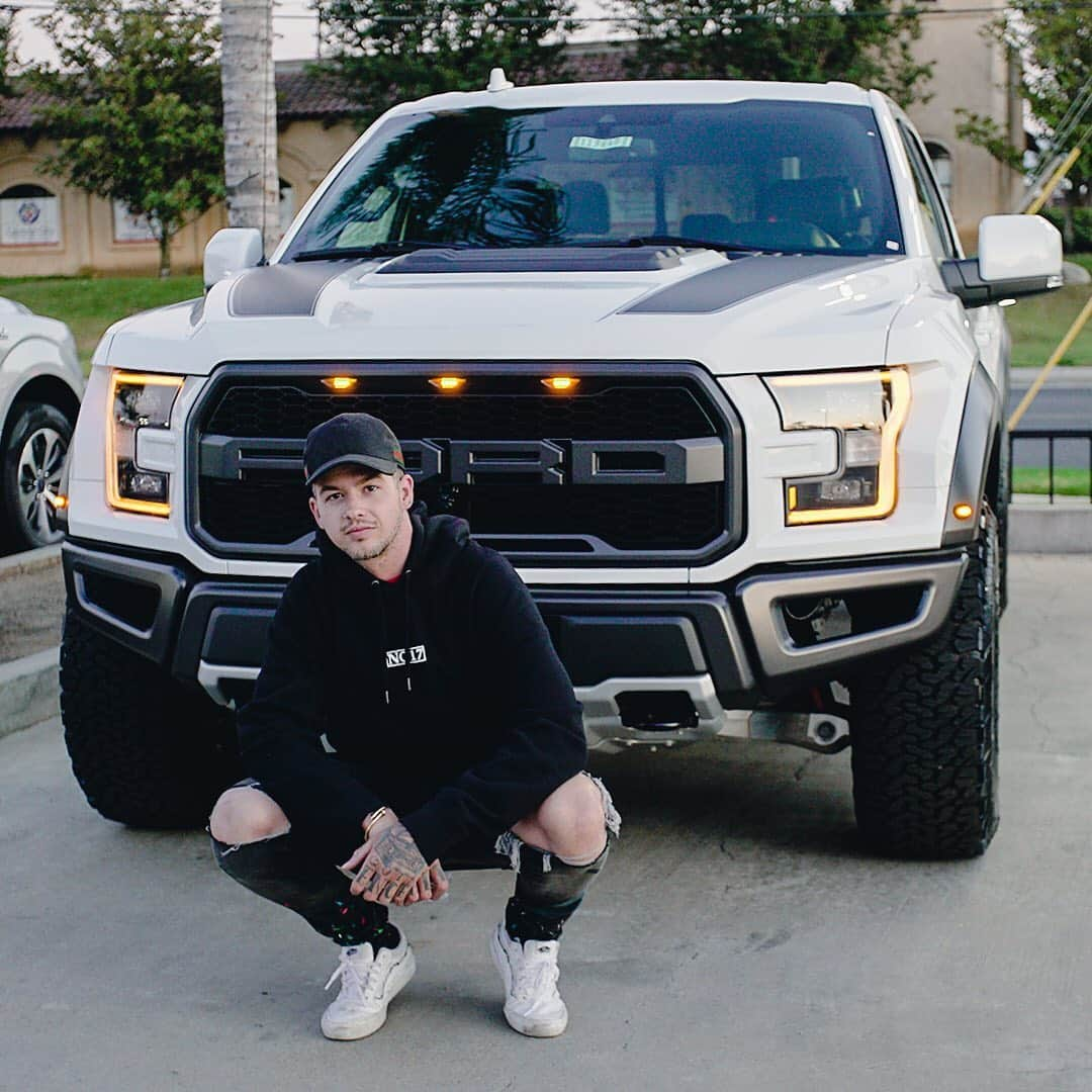 T・ミルズさんのインスタグラム写真 - (T・ミルズInstagram)「can’t even think of a caption cuz I’m so in love with my new raptor....⁣ ⁣ What @zumiez should i drive to first for the @nc17 drop?」8月1日 4時11分 - travismills