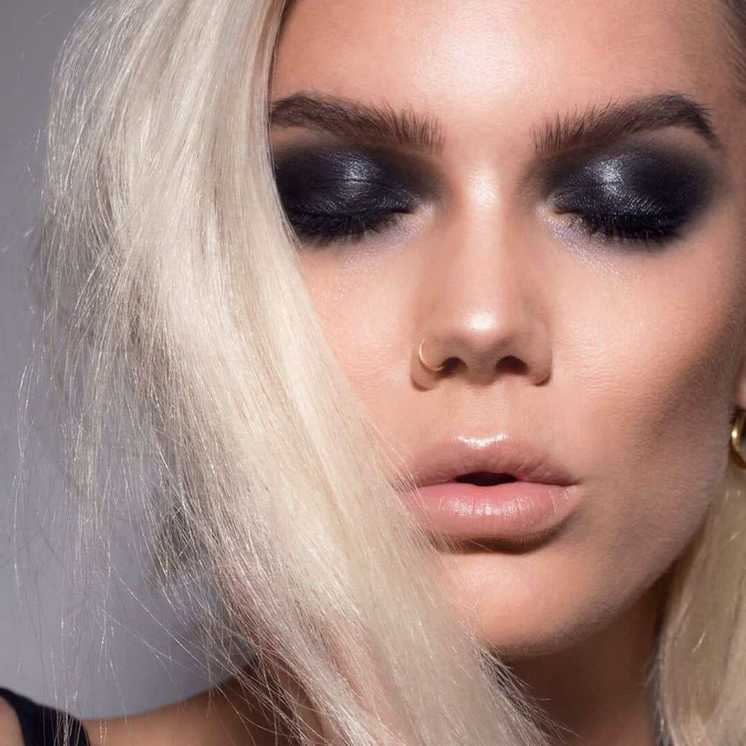 Linda Hallbergさんのインスタグラム写真 - (Linda HallbergInstagram)「I’m always in it for a good smokey eye! What about you? Want a tutorial on this look tomorrow maybe? :)」8月1日 4時12分 - lindahallberg