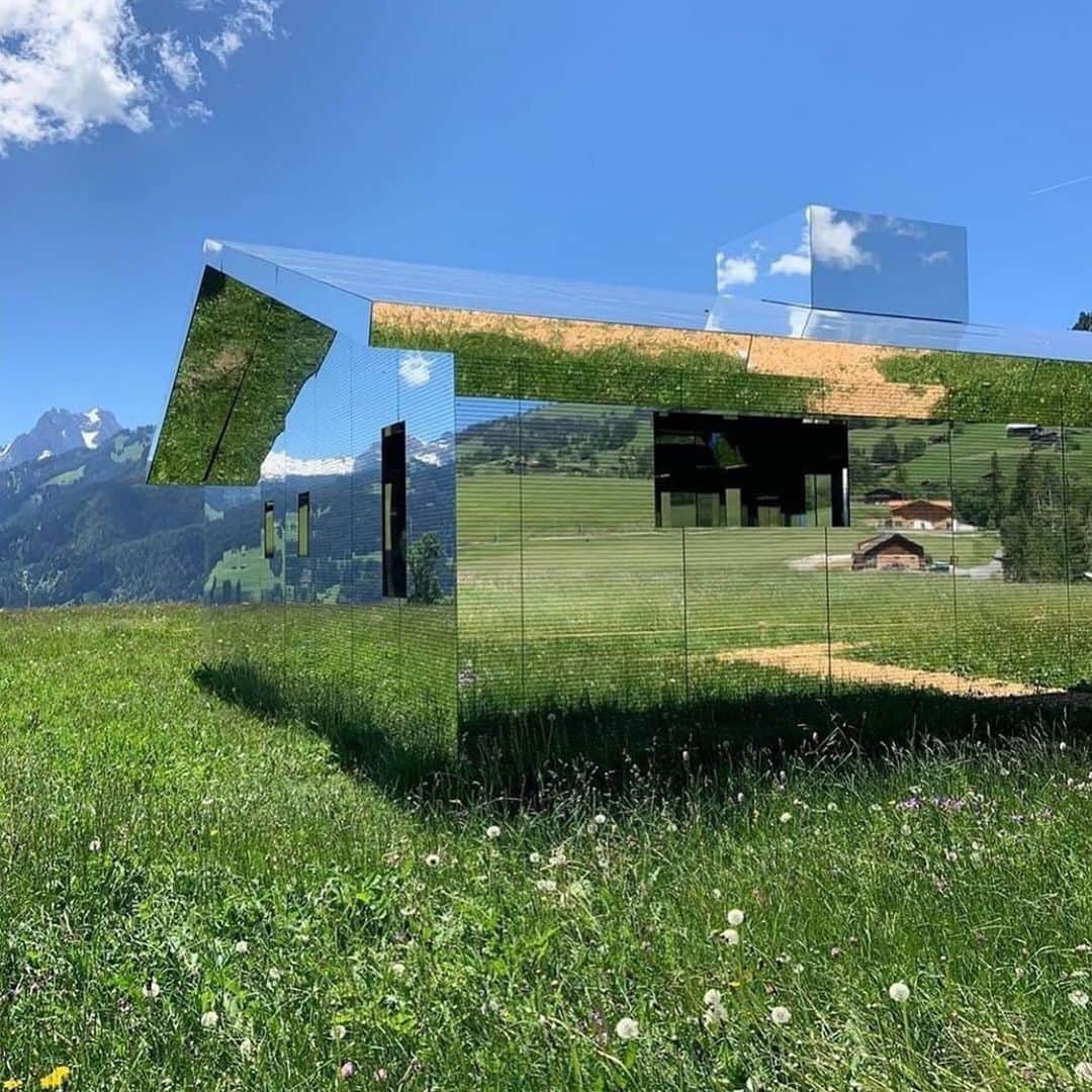 アンディー・コーエンさんのインスタグラム写真 - (アンディー・コーエンInstagram)「How amazing is this installation  in the Swiss Alps by American Artist @dougaitkenworkshop? Been staring at it all day on @architectanddesign.」8月1日 4時32分 - bravoandy