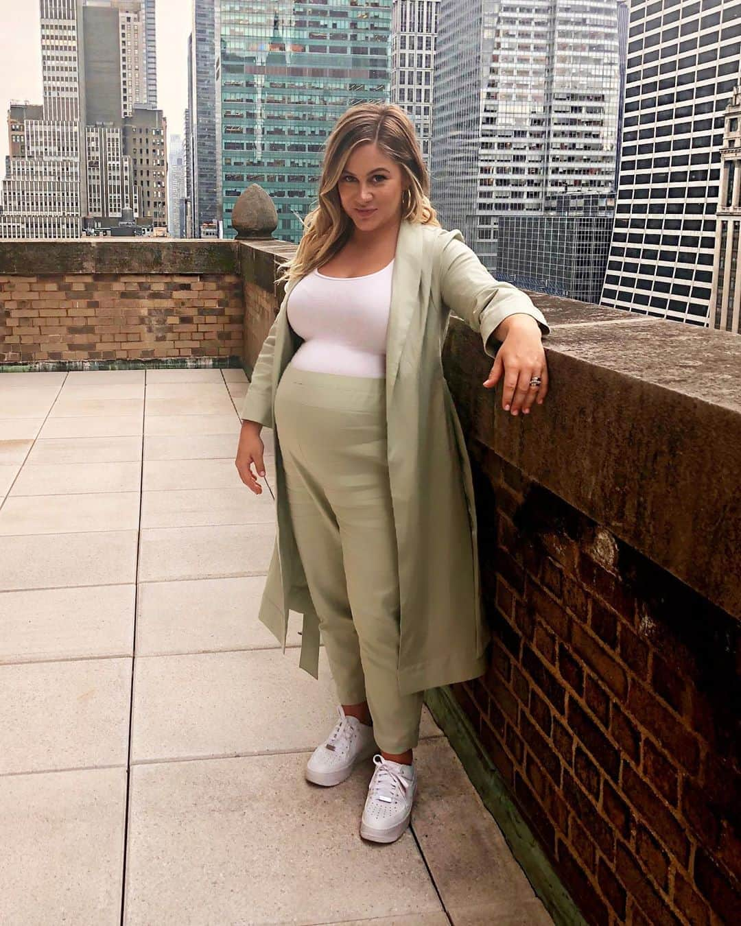 ショーン・ジョンソンさんのインスタグラム写真 - (ショーン・ジョンソンInstagram)「Bumpin down the streets of NYC aka sweating down the streets of NYC #pregnant #candid hahah thanks @jadesherman」8月1日 4時33分 - shawnjohnson