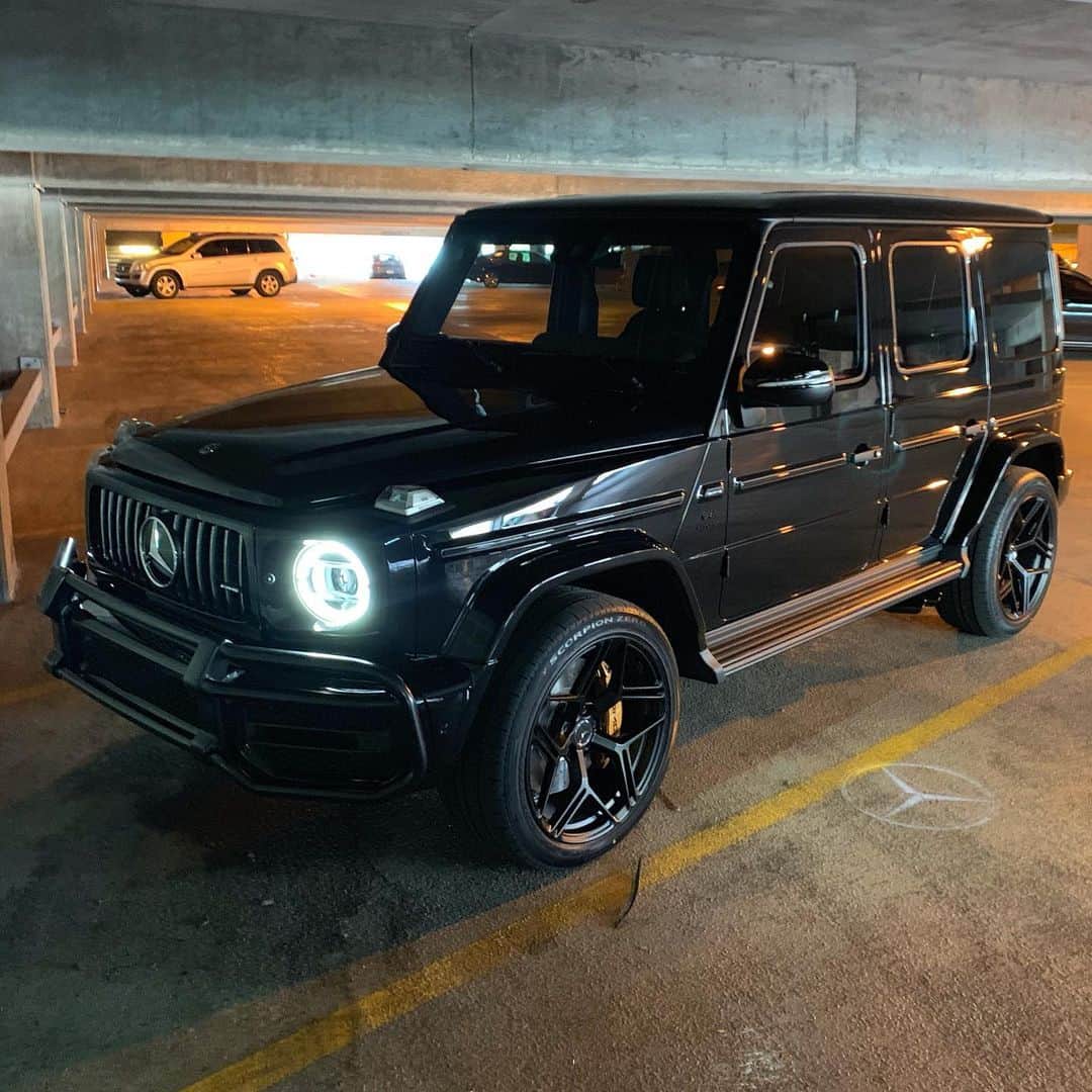 CarsWithoutLimitsさんのインスタグラム写真 - (CarsWithoutLimitsInstagram)「These new #G63’s are growing on me! Do you prefer the old generation or new updated look?  Wheels: VXS02 @velosdesignwerks」8月1日 4時28分 - carswithoutlimits