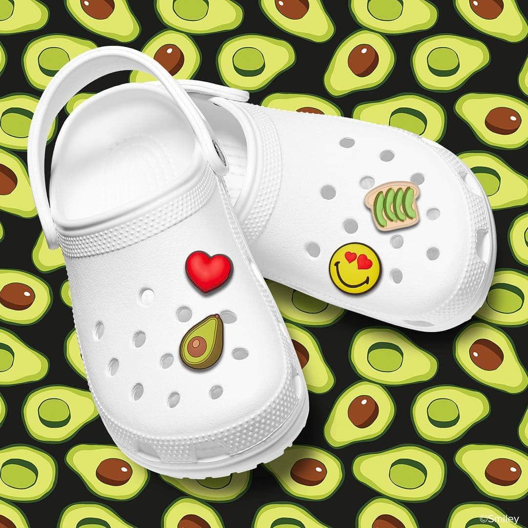 クロックスさんのインスタグラム写真 - (クロックスInstagram)「It’s National Avocado Day. We’ve got Jibbitz for that 🥑」8月1日 4時40分 - crocs