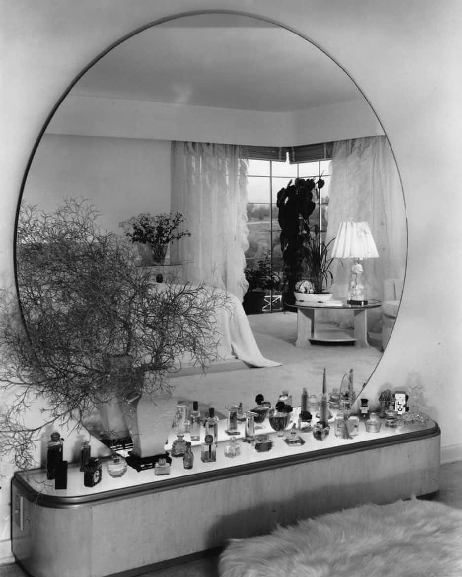 Meganさんのインスタグラム写真 - (MeganInstagram)「Mirror mirror 〰 Art Deco Dreams ✨  #artdeco #roundmirror #interiordesign」8月1日 4時38分 - zanzan_domus