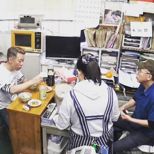 西森洋一さんのインスタグラム写真 - (西森洋一Instagram)「❗️日記です❗️ 、  夕方、二人の子供と遊んでいた。　 遊んでいた､というか、二人が僕の部屋の机で、親の仇のように､落書きをしていた。 家にたまっていた、日記朗読ライブの､A4サイズのフライヤーに、落書きをしている。  僕の部屋には、、今までのフライヤーが､ひと公演につき10枚づつ程あり､束で余っている。  それの裏に、次々と意味の分からん落書きが描かれる。　 表の僕の顔を､塗り潰したりなんかもして、楽しんでいる。  二人共､アスリート並に集中して落書き。  質問しても、何一つ返ってこない。　リビングでやればいいのに。　 しかし僕の部屋なので、すぐ後ろで寝そべり､テレビを観る。  一応いることにする。　が､干渉はしない。  雀荘の店主か！！ 部屋は6畳ぐらいで、床に置かれた荷物も多い。　だから、とてもギッチギチ。  寝ている僕の上に、書き上がった独創的な絵画が、何度もふりかかって来たりと、ギッチギチ。  かれこれ30分ほど､ノンストップで、二人共､描き続けている。  30分経ったあたりで、ムスメが先に飽きた。  無言で突然､立ち上がった。  そして､ドアの方へ､歩き出した。　「じゃあ行くわ」的な言葉は、何一つ無い。  ムスメが使っていた蛍光ペン。　ペンとキャップがバラバラの状態で放置。　 しかも､そのペンは、違う部屋から持ってきたものだ。 ｢ペン！　ペン！　放ったらかしやんか！ 持って行き｣  すると、小さい声で ｢、、そうやった、、、｣　とキャップをしてから､握りしめた。  僕が肉声で注意したのだが、、 スピーカーからのガイダンスを聞いているかの様な､振るまい方をしている。  僕はすぐ後ろの、触れる距離にいる。  そして又、｢行くわ｣的な挨拶は無しで、ドアへと向かっている。  開きっぱなしのドアを、通り過ぎ際にムスメ、、 ｢くっさっ、、｣ 、 吐き捨てて出て行った。　僕の部屋が臭かったようだ。  アスリート並に集中して描いているときは、気にならなかったのだろう。　 描き終えて30秒も経たないうちに、嗅覚が元に戻り､臭かったのだ。  相手を貶める為に放った｢くっさっ｣では無い。　それは感じる。　ただ臭かったのだ。  でも言い方が、、グレた女子高生の｢くっさっ、、｣だった。  実際に､貶める為に言われる日が､必ず来ると思うと切ない。  おやすみなさい。 、 コメント待ってます❗️ 本買って！」7月31日 19時49分 - nishimori_monster