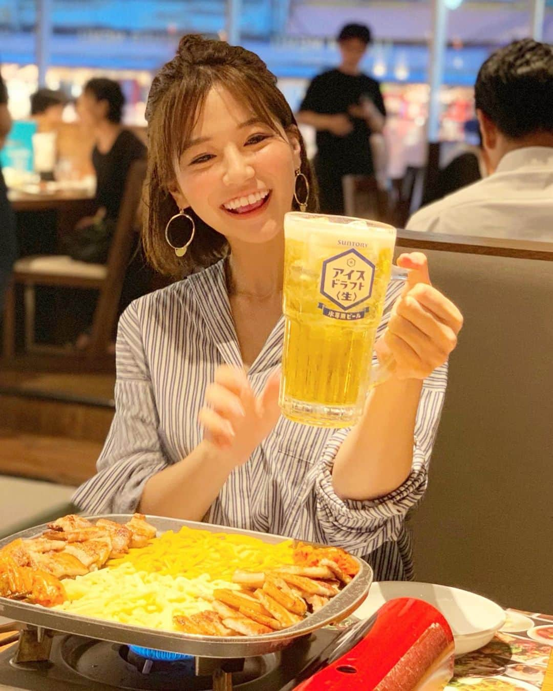 石井里奈さんのインスタグラム写真 - (石井里奈Instagram)「こんばんは☺️❤️ . 今夜も里奈ログ😋😋 今日もとっても暑かったですね～🥵 . 新大久保のとんちゃんで大好きな熱々のチーズダッカルビ🐷❤️ . そこにキンキンに冷えた氷専用生ビールアイスドラフトでかんぱぁい🍺✨💕 . 最高の至福な時間🥺❤️ . 思わず飲んだあと、くぅーーーって言いたくなる爽快感あるおいしさ🥰 ビールに氷を入れて飲むスタイル初めてだったけど、ずっと冷たいビールが飲めるので最高🥰❤️ . あつあつのチーズダッカルビとも相性抜群だし、チーズがとろーっととろけて最高でした🥰❤️ 幸せすぎて終始笑顔のわたし← . 動画も撮ったので見てね✌️ . もう食べていいのかなぁと周りを気にしている食いしん坊なオフショットも載せときます笑（3枚目） . ちなみにこのオリジナルジョッキも軽量で飲み口に向けて広がるジョッキなのでより美味しく感じられたよ❤️ . みんなもぜひ夏はアイスドラフトで乾杯しましょ🍻✨✨💕 . #アイスドラフト #アツヒヤ #サムギョプサル #新大久保 #とんちゃん #ビール女子 #PR #ビール #チーズダッカルビ #チーズ #cheese #焼肉 #yakiniku #肉食女子 #肉 #meat #テラスビール #beer #りなまるグルメ #夏祭り #花火大会 #ビアガーデン #夏グルメ #グルメ動画 #乾杯 #cheers #ビール好き #女子会 #おだんごヘア #飲み会」7月31日 19時48分 - ri7tin1025