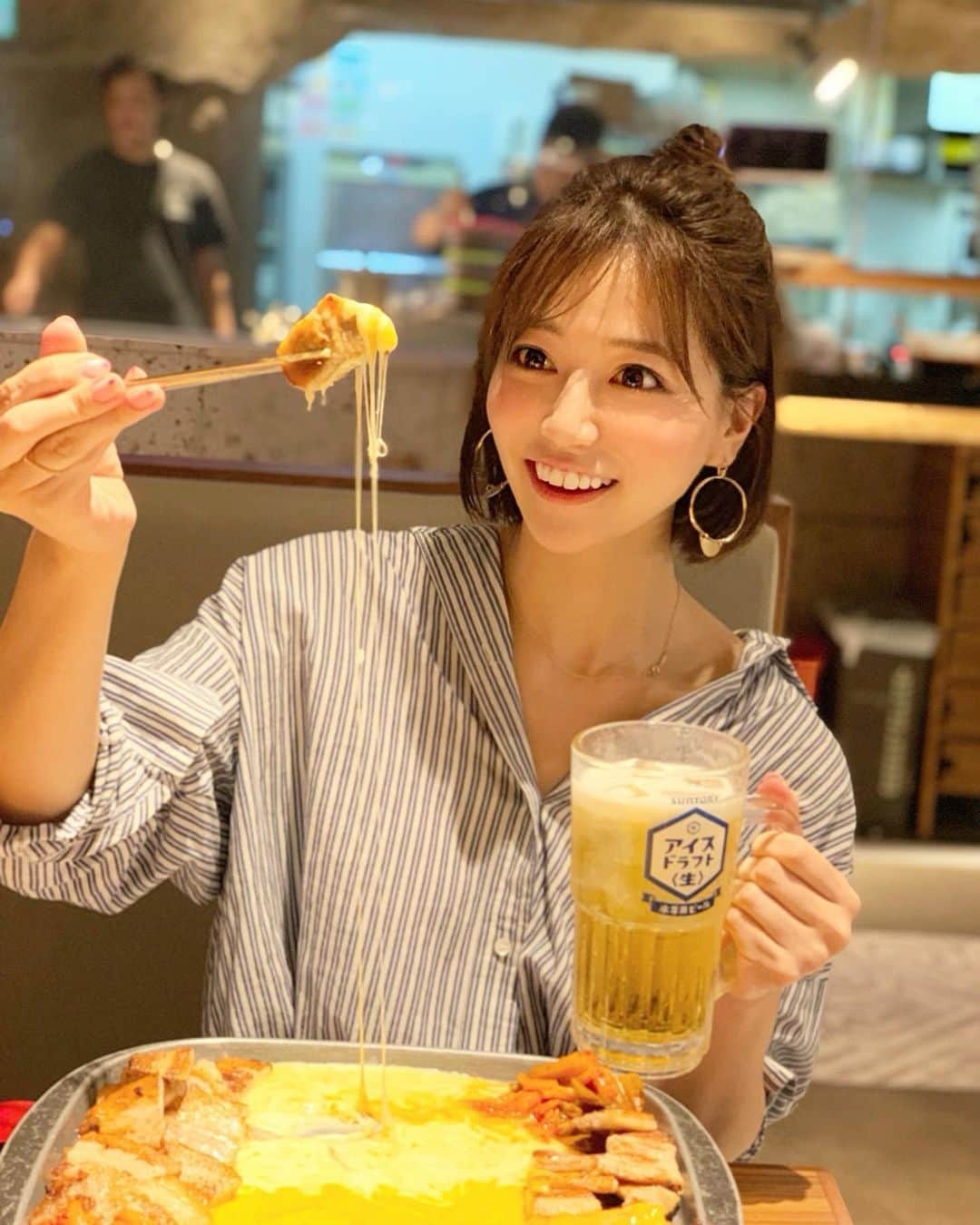 石井里奈さんのインスタグラム写真 - (石井里奈Instagram)「こんばんは☺️❤️ . 今夜も里奈ログ😋😋 今日もとっても暑かったですね～🥵 . 新大久保のとんちゃんで大好きな熱々のチーズダッカルビ🐷❤️ . そこにキンキンに冷えた氷専用生ビールアイスドラフトでかんぱぁい🍺✨💕 . 最高の至福な時間🥺❤️ . 思わず飲んだあと、くぅーーーって言いたくなる爽快感あるおいしさ🥰 ビールに氷を入れて飲むスタイル初めてだったけど、ずっと冷たいビールが飲めるので最高🥰❤️ . あつあつのチーズダッカルビとも相性抜群だし、チーズがとろーっととろけて最高でした🥰❤️ 幸せすぎて終始笑顔のわたし← . 動画も撮ったので見てね✌️ . もう食べていいのかなぁと周りを気にしている食いしん坊なオフショットも載せときます笑（3枚目） . ちなみにこのオリジナルジョッキも軽量で飲み口に向けて広がるジョッキなのでより美味しく感じられたよ❤️ . みんなもぜひ夏はアイスドラフトで乾杯しましょ🍻✨✨💕 . #アイスドラフト #アツヒヤ #サムギョプサル #新大久保 #とんちゃん #ビール女子 #PR #ビール #チーズダッカルビ #チーズ #cheese #焼肉 #yakiniku #肉食女子 #肉 #meat #テラスビール #beer #りなまるグルメ #夏祭り #花火大会 #ビアガーデン #夏グルメ #グルメ動画 #乾杯 #cheers #ビール好き #女子会 #おだんごヘア #飲み会」7月31日 19時48分 - ri7tin1025