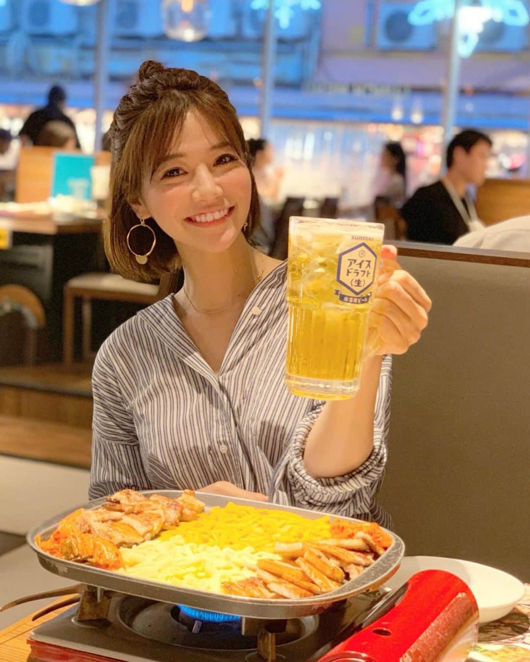 石井里奈さんのインスタグラム写真 - (石井里奈Instagram)「こんばんは☺️❤️ . 今夜も里奈ログ😋😋 今日もとっても暑かったですね～🥵 . 新大久保のとんちゃんで大好きな熱々のチーズダッカルビ🐷❤️ . そこにキンキンに冷えた氷専用生ビールアイスドラフトでかんぱぁい🍺✨💕 . 最高の至福な時間🥺❤️ . 思わず飲んだあと、くぅーーーって言いたくなる爽快感あるおいしさ🥰 ビールに氷を入れて飲むスタイル初めてだったけど、ずっと冷たいビールが飲めるので最高🥰❤️ . あつあつのチーズダッカルビとも相性抜群だし、チーズがとろーっととろけて最高でした🥰❤️ 幸せすぎて終始笑顔のわたし← . 動画も撮ったので見てね✌️ . もう食べていいのかなぁと周りを気にしている食いしん坊なオフショットも載せときます笑（3枚目） . ちなみにこのオリジナルジョッキも軽量で飲み口に向けて広がるジョッキなのでより美味しく感じられたよ❤️ . みんなもぜひ夏はアイスドラフトで乾杯しましょ🍻✨✨💕 . #アイスドラフト #アツヒヤ #サムギョプサル #新大久保 #とんちゃん #ビール女子 #PR #ビール #チーズダッカルビ #チーズ #cheese #焼肉 #yakiniku #肉食女子 #肉 #meat #テラスビール #beer #りなまるグルメ #夏祭り #花火大会 #ビアガーデン #夏グルメ #グルメ動画 #乾杯 #cheers #ビール好き #女子会 #おだんごヘア #飲み会」7月31日 19時48分 - ri7tin1025