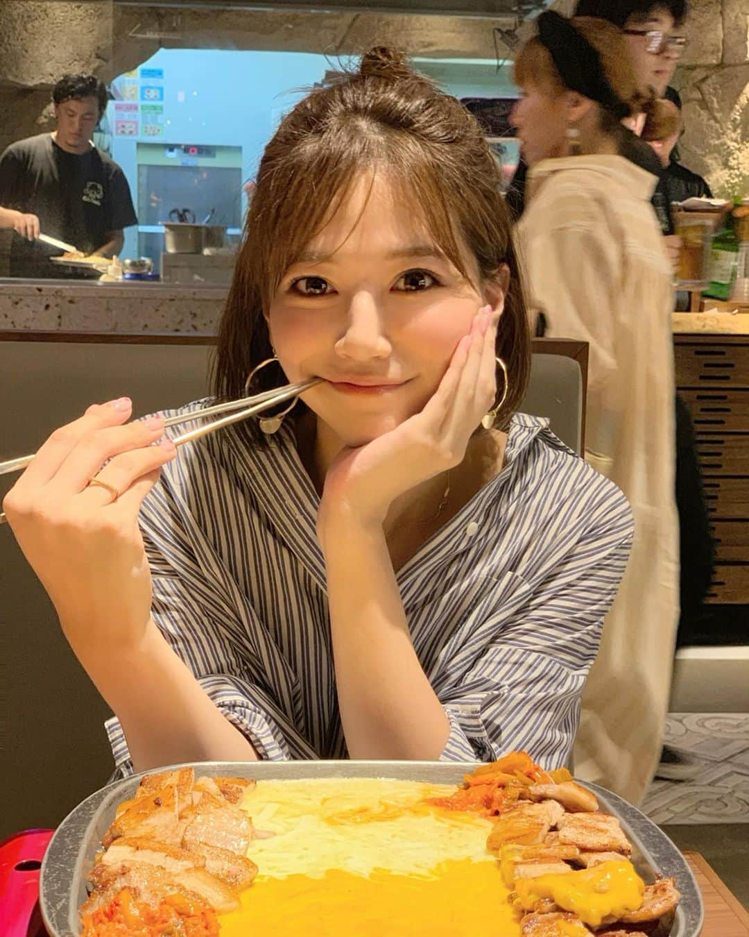 石井里奈さんのインスタグラム写真 - (石井里奈Instagram)「こんばんは☺️❤️ . 今夜も里奈ログ😋😋 今日もとっても暑かったですね～🥵 . 新大久保のとんちゃんで大好きな熱々のチーズダッカルビ🐷❤️ . そこにキンキンに冷えた氷専用生ビールアイスドラフトでかんぱぁい🍺✨💕 . 最高の至福な時間🥺❤️ . 思わず飲んだあと、くぅーーーって言いたくなる爽快感あるおいしさ🥰 ビールに氷を入れて飲むスタイル初めてだったけど、ずっと冷たいビールが飲めるので最高🥰❤️ . あつあつのチーズダッカルビとも相性抜群だし、チーズがとろーっととろけて最高でした🥰❤️ 幸せすぎて終始笑顔のわたし← . 動画も撮ったので見てね✌️ . もう食べていいのかなぁと周りを気にしている食いしん坊なオフショットも載せときます笑（3枚目） . ちなみにこのオリジナルジョッキも軽量で飲み口に向けて広がるジョッキなのでより美味しく感じられたよ❤️ . みんなもぜひ夏はアイスドラフトで乾杯しましょ🍻✨✨💕 . #アイスドラフト #アツヒヤ #サムギョプサル #新大久保 #とんちゃん #ビール女子 #PR #ビール #チーズダッカルビ #チーズ #cheese #焼肉 #yakiniku #肉食女子 #肉 #meat #テラスビール #beer #りなまるグルメ #夏祭り #花火大会 #ビアガーデン #夏グルメ #グルメ動画 #乾杯 #cheers #ビール好き #女子会 #おだんごヘア #飲み会」7月31日 19時48分 - ri7tin1025