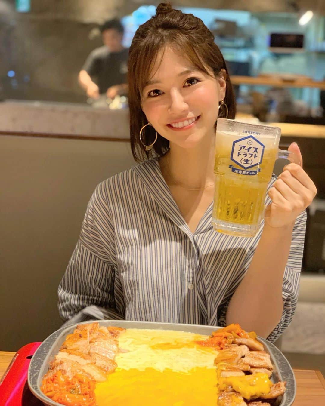 石井里奈さんのインスタグラム写真 - (石井里奈Instagram)「こんばんは☺️❤️ . 今夜も里奈ログ😋😋 今日もとっても暑かったですね～🥵 . 新大久保のとんちゃんで大好きな熱々のチーズダッカルビ🐷❤️ . そこにキンキンに冷えた氷専用生ビールアイスドラフトでかんぱぁい🍺✨💕 . 最高の至福な時間🥺❤️ . 思わず飲んだあと、くぅーーーって言いたくなる爽快感あるおいしさ🥰 ビールに氷を入れて飲むスタイル初めてだったけど、ずっと冷たいビールが飲めるので最高🥰❤️ . あつあつのチーズダッカルビとも相性抜群だし、チーズがとろーっととろけて最高でした🥰❤️ 幸せすぎて終始笑顔のわたし← . 動画も撮ったので見てね✌️ . もう食べていいのかなぁと周りを気にしている食いしん坊なオフショットも載せときます笑（3枚目） . ちなみにこのオリジナルジョッキも軽量で飲み口に向けて広がるジョッキなのでより美味しく感じられたよ❤️ . みんなもぜひ夏はアイスドラフトで乾杯しましょ🍻✨✨💕 . #アイスドラフト #アツヒヤ #サムギョプサル #新大久保 #とんちゃん #ビール女子 #PR #ビール #チーズダッカルビ #チーズ #cheese #焼肉 #yakiniku #肉食女子 #肉 #meat #テラスビール #beer #りなまるグルメ #夏祭り #花火大会 #ビアガーデン #夏グルメ #グルメ動画 #乾杯 #cheers #ビール好き #女子会 #おだんごヘア #飲み会」7月31日 19時48分 - ri7tin1025