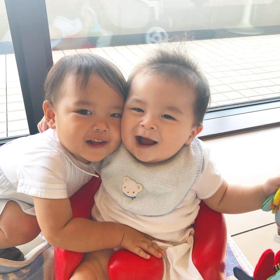 小川ひとみさんのインスタグラム写真 - (小川ひとみInstagram)「息子とあやかとお出かけ🥰 1歳と0歳の息子達✨ この二人の絡みがなんともかわいい🥺 仲良く一緒に成長してほしい❣️ 幼馴染っていいね💕 小学校から高校まで一貫教育だったから、 小学校からの友達は今も幼馴染同然！ つまらないことで笑いあえるから有難い🙏💓 今日はあやかに子育てのことも沢山聞けたり、 美味しいランチも食べて、公園もお散歩して、 とっても良い日になりました❤️ それにしても暑すぎてお外はすぐに退散🐳🌀 ３枚目 最近歯が生えた息子に、 ママに歯見せて〜♡っていうと 必ず大爆笑してます🥰 #wednesday #0歳 #６ヶ月 #son #baby #mamalife #幼馴染」7月31日 19時48分 - hitomy220