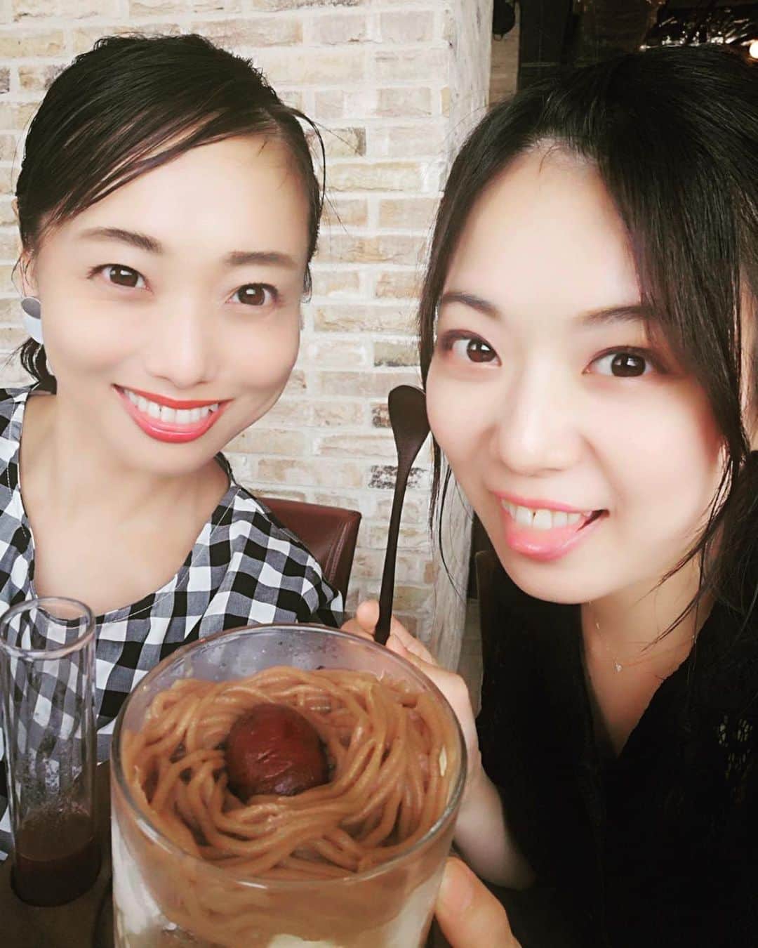 愛純もえりのインスタグラム：「ゆうこりんとデート❤️ 音楽学校時代から頑張り屋さんのきらり✨✨✨ 今日も沢山興味深い話をしてくれました🌻 . 宝塚時代を共に戦い抜いた戦友です👊 #華耀きらり ちゃん」