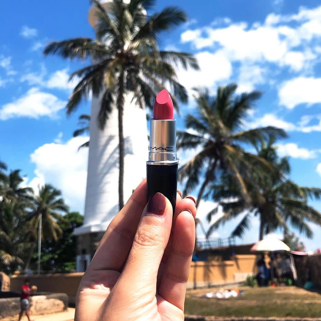 M∙A∙C Cosmetics Japanのインスタグラム：「⠀ 旅の思い出として、旅先でリップスティックを購入される方も多いと思います💄✈️ ⠀ 「ニッポン」は塗り方次第でカジュアルにもドレスアップにも対応するカラー。スタイル次第でどんなムードも演出できる万能選手です！色選びにお悩みの方、ぜひ一度お試しください✨ ⠀ ⠀ #MACリップスティック #MACLipstick ⠀ PHOTO: @aiaizm ⠀ ⠀ ⠀ ⠀ ⠀ #MACCosmeticsJapan #MACコスメ #MACCosmetics #MAC #マック #Cosmetics #コスメ #Makeup #メイクアップ #メイク #リップ #口紅 #リップスティック #リップメイク #MACリップ」