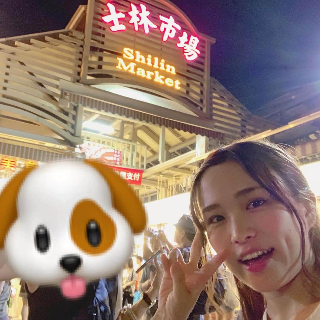 伊藤かりんさんのインスタグラム写真 - (伊藤かりんInstagram)「. . . 台湾旅行✈️day1 . 時系列順に書きます👏 効率を考えてスケジュール組んだので 台北旅行考えてる方の なにか参考になれば👏 . 1枚目 #杭州小籠湯包 で1食目🥡 小籠包ってなんでこんなに おいしいんだろうね☺️ . 2枚目 #bobiifrutii で#タピオカ 1杯目✨ 先程の杭州小籠湯包から徒歩圏！ 色鮮やかなタピオカで 私達が飲んだのは「avatar」ハニーレモン味🍋🍯 . 3枚目 #台北101 高すぎて写真難しい(笑) ビル内にある#jasonsmarket で #divalifechocolatier のチョコを購入🍫 . 4枚目 #冰讚 でかき氷🥭👏 夏だけの期間限定の人気店！ 19時ごろ行ったら並ばずに入れたよ🤗 大好きな練乳たくさんかかってた♡ . 5枚目 #小茶裁堂 でお土産✨ マカロンヌガーが台湾土産で 有名らしい🤔✨ 見た目もかわいい😘(写ってない笑) . 6枚目 #士林夜市 は1番有名な夜市かな？ 台湾初心者なので王道でいきました！ . 7枚目8枚目 人生初#臭豆腐 😳 揚げてあるからか余裕でした😌 むしろ美味しい💖 . 9枚目 #tigersugar でタピオカ2杯目✨ タピオカ自体に黒糖味が しっかりついてるタイプでした😊 もちもち。 . 10枚目 #萬年青足體養生館 で足つぼ👣 強めなお店でした👏 私はマッサージは強くしてほしい派なので 大満足〜😋 . . . #台湾 #台湾旅行 #台湾旅行記 #台北 #台北旅行 #台湾女子旅 #台北グルメ」7月31日 19時44分 - karin___ito