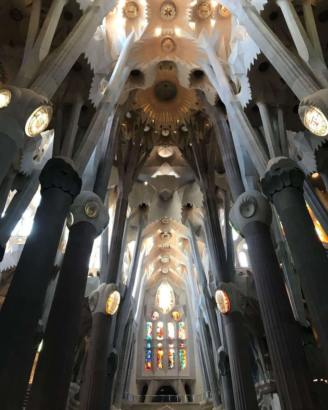PINKYさんのインスタグラム写真 - (PINKYInstagram)「ちょうど一年前、Barcelona旅行をしていました👨‍👩‍👧🇪🇸💫 . ガウディの建築巡りをした中でも、サグラダファミリアは本当に素晴らしくて、宇宙を思わせる教会内部では、まるで胎内に戻ったかのような安らぎを感じることができました🙏🌈✨ . Pocoちゃんはこの時まだ1歳1ヶ月👶🏻❤️ . 現地のお土産屋さんで購入した、FCバルセロナの10番のユニフォームを着てますな🤣⚽️💙 . この時は、主人が出演するBBC×Netflixのドラマ『Giri/Haji』の情報が解禁される前で、リアルタイムでは写真などをsnsに載せられなかったので、 バルセロナ旅行記はこれからpostしていこうと思います😝📲❤️ ・・・ ・・・ #love #happy #family #mamalife #parentslife #babygirl #2018  #familytrip #Spain #Barcelona #AntoniGaudi #SagradaFamilia #fcbarcelona #バルセロナ #サグラダファミリア #ガウディ建築巡り」7月31日 19時56分 - shanti_pinky_shanti