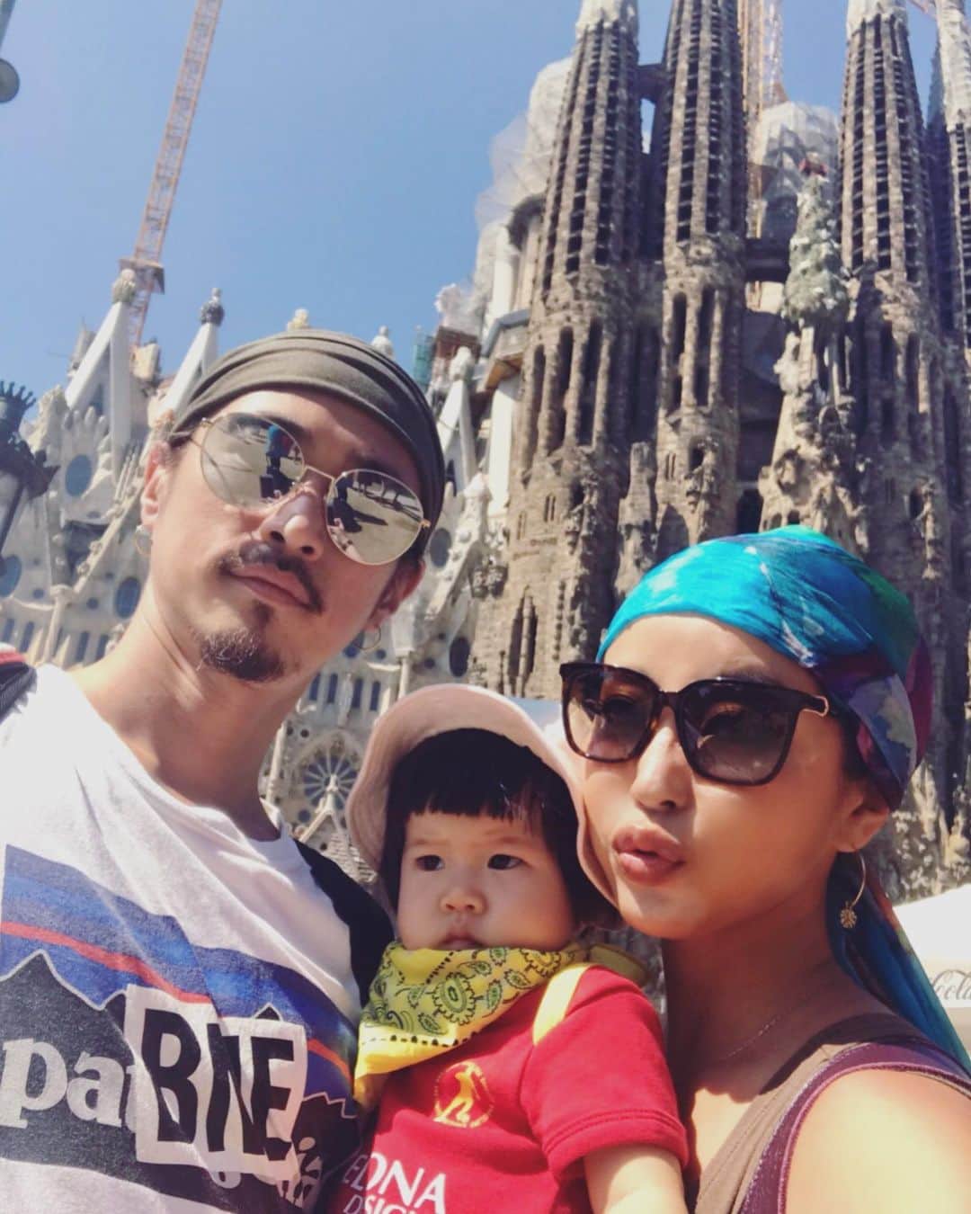 のインスタグラム：「ちょうど一年前、Barcelona旅行をしていました👨‍👩‍👧🇪🇸💫 . ガウディの建築巡りをした中でも、サグラダファミリアは本当に素晴らしくて、宇宙を思わせる教会内部では、まるで胎内に戻ったかのような安らぎを感じることができました🙏🌈✨ . Pocoちゃんはこの時まだ1歳1ヶ月👶🏻❤️ . 現地のお土産屋さんで購入した、FCバルセロナの10番のユニフォームを着てますな🤣⚽️💙 . この時は、主人が出演するBBC×Netflixのドラマ『Giri/Haji』の情報が解禁される前で、リアルタイムでは写真などをsnsに載せられなかったので、 バルセロナ旅行記はこれからpostしていこうと思います😝📲❤️ ・・・ ・・・ #love #happy #family #mamalife #parentslife #babygirl #2018  #familytrip #Spain #Barcelona #AntoniGaudi #SagradaFamilia #fcbarcelona #バルセロナ #サグラダファミリア #ガウディ建築巡り」