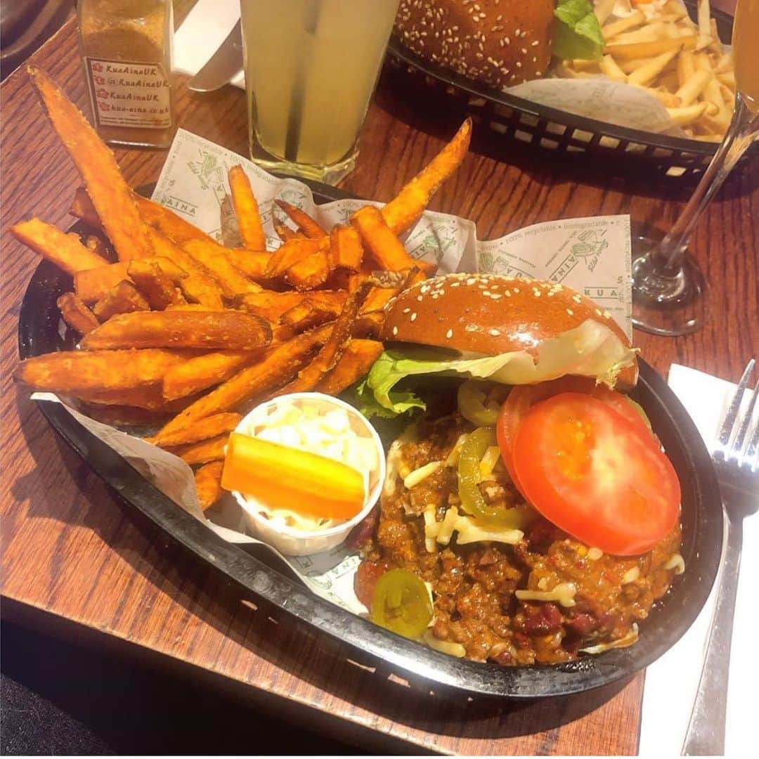 Kua 'Aina UKさんのインスタグラム写真 - (Kua 'Aina UKInstagram)「If you are hungry and want to have lots of meat, then look no further than the Big Chilli! Home made beef chilli piled on our classic beef burger - this one really is for the meat lover!  Mahalo #alohafan @florencegraceuk for cool pic!」7月31日 20時05分 - kuaainauk