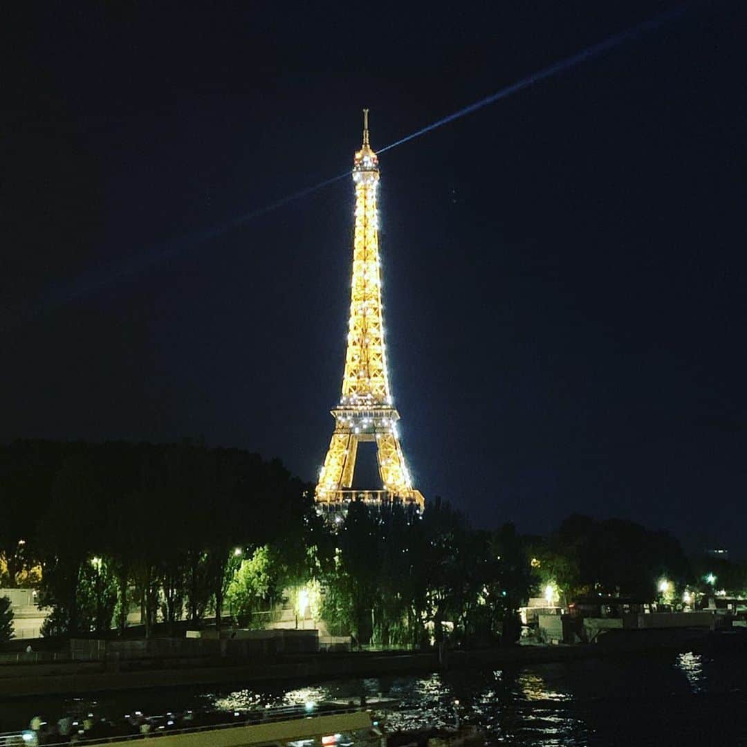瀬間友里加さんのインスタグラム写真 - (瀬間友里加Instagram)「Paris🇫🇷なんだかんだ10回目だったけど、いつも遠征だったからこんなに観光したのは初めて☺️その中でもセーヌ川ディナークルーズがとっても良かった！夜になるとキラキラ光るエッフェル塔✨綺麗だったなぁ😌帰国して既に1週間以上がたちあっという間に通常モードですが暑い日本の夏を元気に過ごしたいと思います🙋‍♀️✨#パリ旅行 #ハネムーンパリ #エッフェル塔 #バトームッシュ #思い出 #ハネムーンパリ」7月31日 20時06分 - yurika.sema