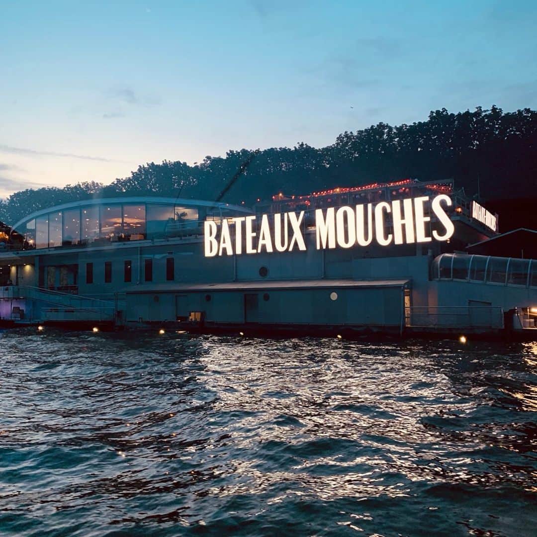 瀬間友里加さんのインスタグラム写真 - (瀬間友里加Instagram)「Paris🇫🇷なんだかんだ10回目だったけど、いつも遠征だったからこんなに観光したのは初めて☺️その中でもセーヌ川ディナークルーズがとっても良かった！夜になるとキラキラ光るエッフェル塔✨綺麗だったなぁ😌帰国して既に1週間以上がたちあっという間に通常モードですが暑い日本の夏を元気に過ごしたいと思います🙋‍♀️✨#パリ旅行 #ハネムーンパリ #エッフェル塔 #バトームッシュ #思い出 #ハネムーンパリ」7月31日 20時06分 - yurika.sema