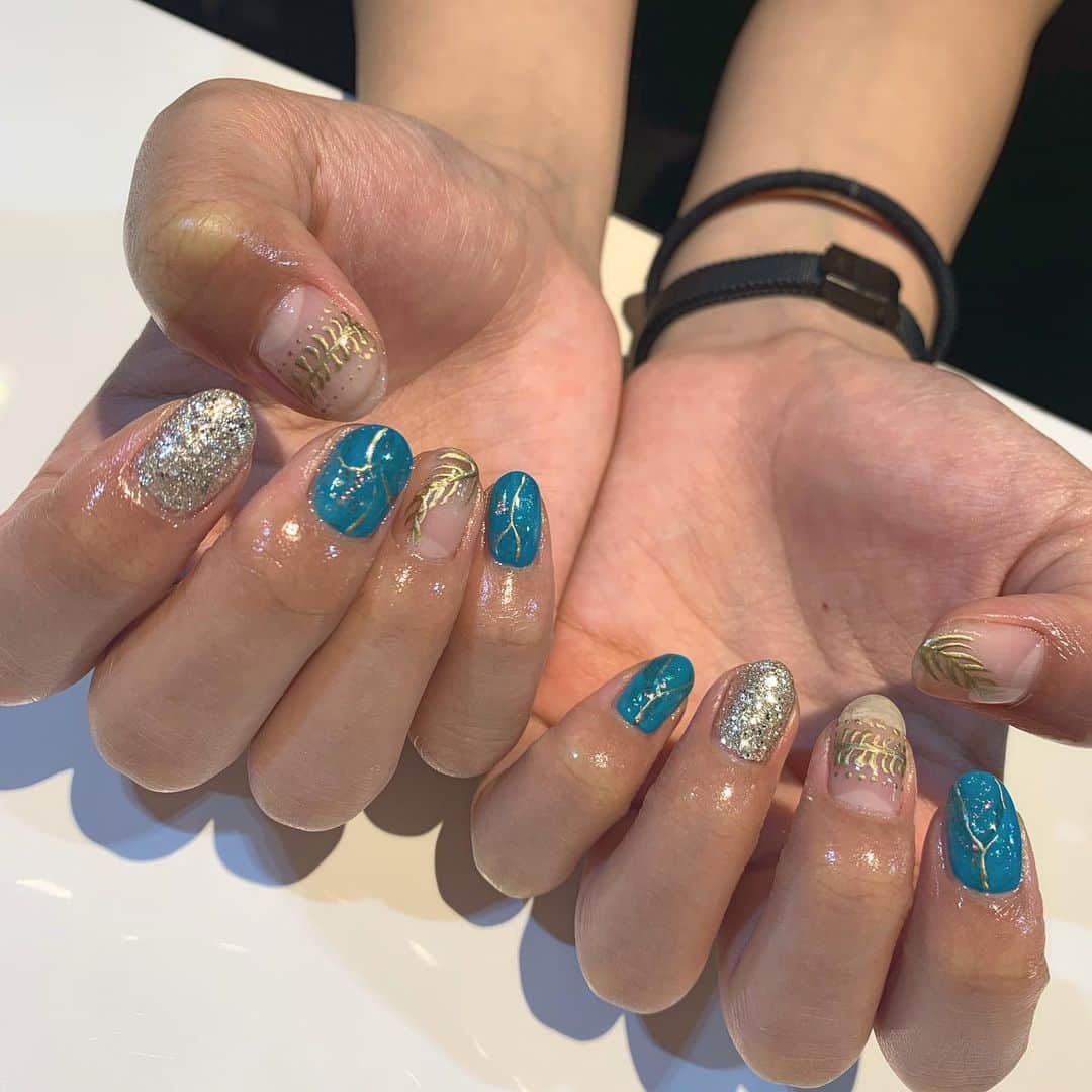 RUBY&ONYX by Kanako Miuraのインスタグラム：「ターコイズとリーフ💙💙🌿 ・ ・ ・ 8/1 (木)  16:00〜 8/2 (金) 16:00〜.16:30〜 8/3 (土) 18:00〜  ご案内可能でございます！ 手足同時も可能なお時間ございます💡 その他のお時間もご相談くださいませ。  お子様もお隣に座れるペアルームや個室もございます💡 ・ ・ ・ 🌿月額制もやってます🌿 ○プレミアム会員(ハンド&フット)¥29,800(税抜)・ ○ハンドレギュラー会員¥14,800(税抜)・ ○フットレギュラー会員¥14,800(税抜)・ ・ それぞれ全てのメニューが月に何度でもご利用頂けます。  ご予約、お問い合わせはDMまたは 0354595882 LINE ID：@ rubynail までお気軽にどうぞ💫  #daikanyama#nailsalon#nail#gelnail#rubyandonyx#summer#summernails#handnail#mode#cool#studs#menscare#ART#turqoise#メンズネイル#メンズケア#定額制ネイル#通い放題#ジェルネイル#ネイル#ノーサンディング#ショートネイル#代官山ネイルサロン#トレンドネイル#夏ネイル#ターコイズネイル」