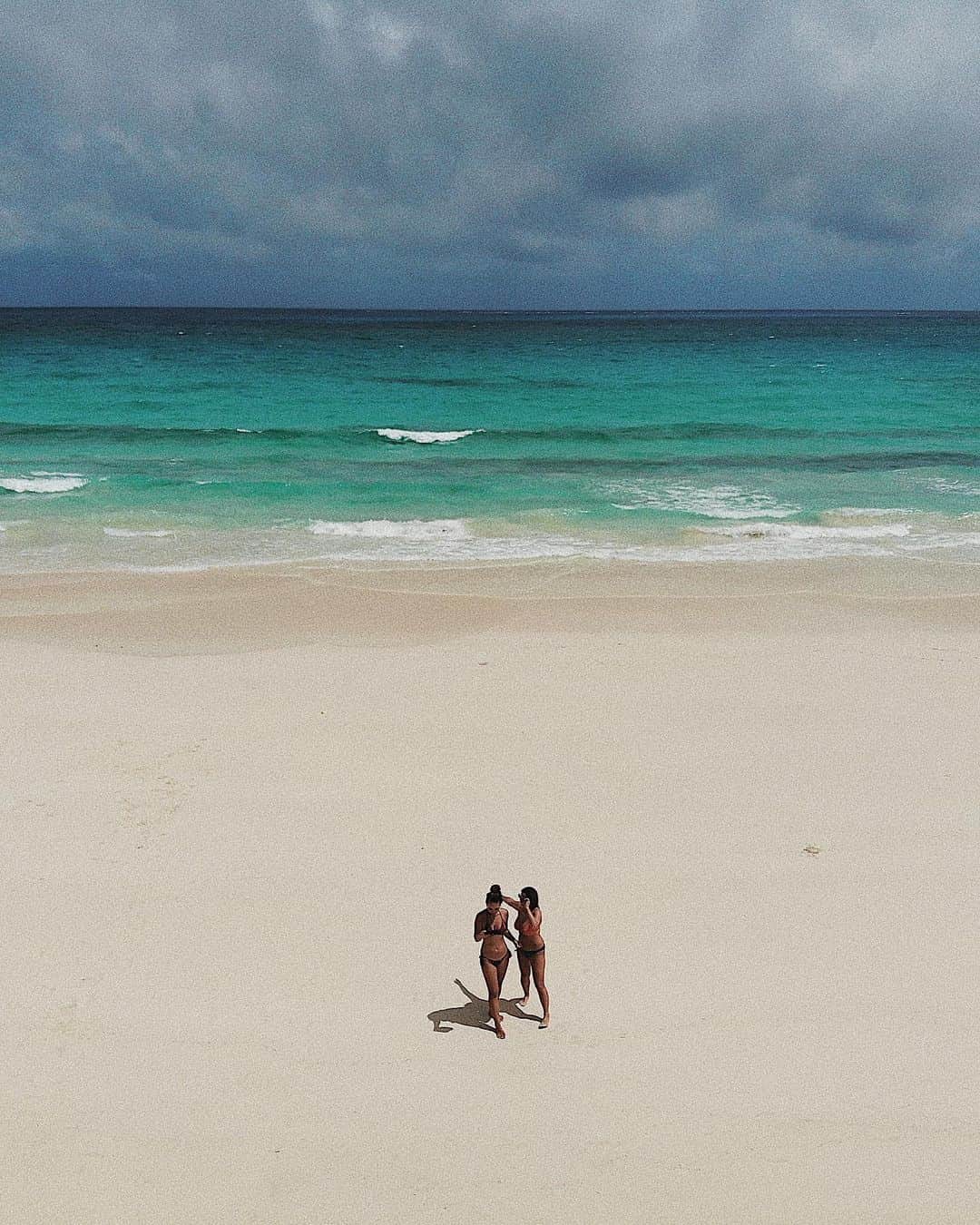 Manamiのインスタグラム：「💎🌊💦🗾🛸🏝🚿 ストーリーに質問多かった 綺麗すぎるのに誰もいないこのビーチは 伊良部島の渡口の浜だよ💁🏽‍♀️ いつも全然人いない💙 ㅤ 📸 @dji_japan @djiglobal」