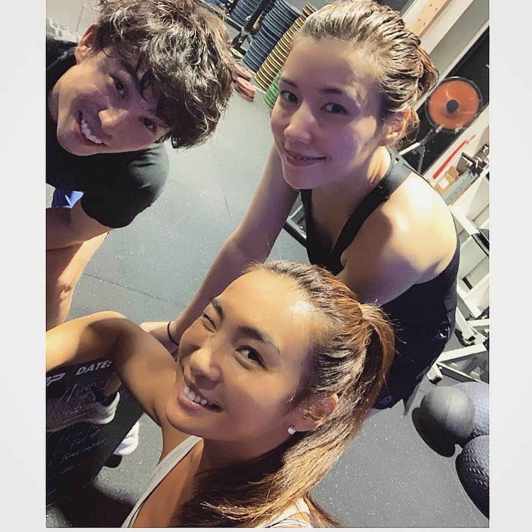 Aya（小山内あや）さんのインスタグラム写真 - (Aya（小山内あや）Instagram)「夫婦トレーニング💪🏻💨💨 追い付け追い越せで頑張る2人の姿が見ていていつも微笑ましい☺️☺️ WorkOutをやり切った後「ダァ〜…💦」ってフロアに倒れ込む @akiyoshi0630nakao を横目に涼しい顔でbarbellを片付け出す @riisa1018naka 😂😂w スタミナ女王の里依紗ちゃんには得意系のワークアウトの日でした😅👍🏻✨」7月31日 19時59分 - aya_fitness