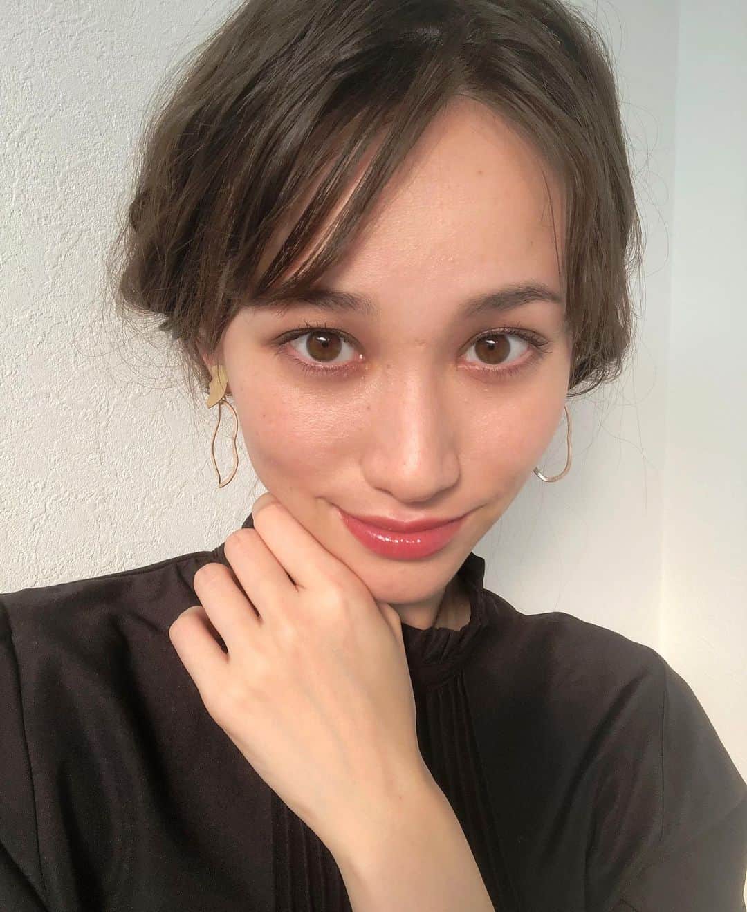 のインスタグラム：「. short cut 🐥💛 . . 地毛でショート風にアレンジしてもらいました🐥 . #shorthair #short #model #half #selfie #makeup #make #fashion #modelo #mestiça #foto #maquiagem  #ショート #モデル #ハーフ #メイク #撮影」