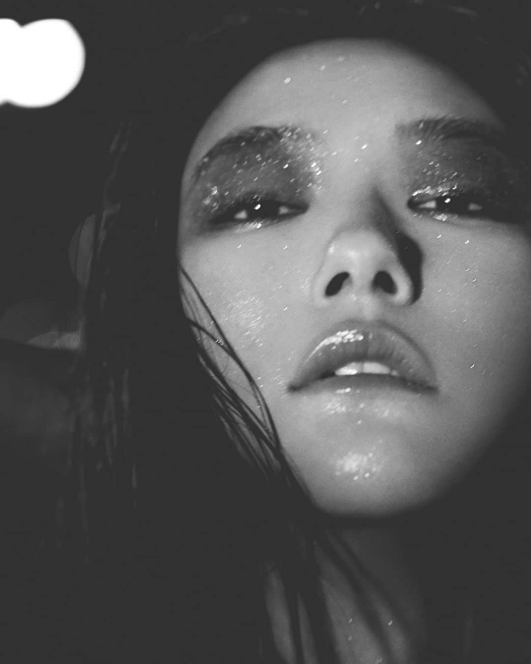 パク・ジヘさんのインスタグラム写真 - (パク・ジヘInstagram)「noir et blanc🖤 @chanel.beauty.korea #chanelbeauty #chanelmakeup #fallwinter2019 #샤넬뷰티 #샤넬메이크업」7月31日 20時03分 - jihyeparkjhp