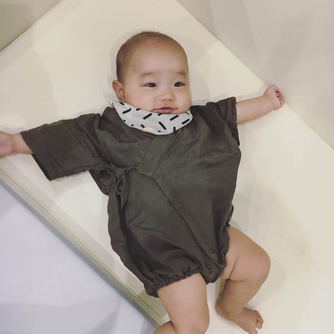 平山奈美のインスタグラム：「くすんだカーキがたまらない 素敵な甚平を頂きました🦖🦖 @___sa___n . . @chocolatesoup_net  可愛いお洋服が沢山☝️✔︎ . . #甚平 #くすみカラー #カーキ #子供服 #赤ちゃんの居る暮らし #男の子 #男の子ベビー #男の子ママ #大の字  #5ヶ月 #予防接種 #新米ママ #baby #boy #justbaby #babyfashion #ootd #smile #5months #khakistyles #gift #cute #thankyou」