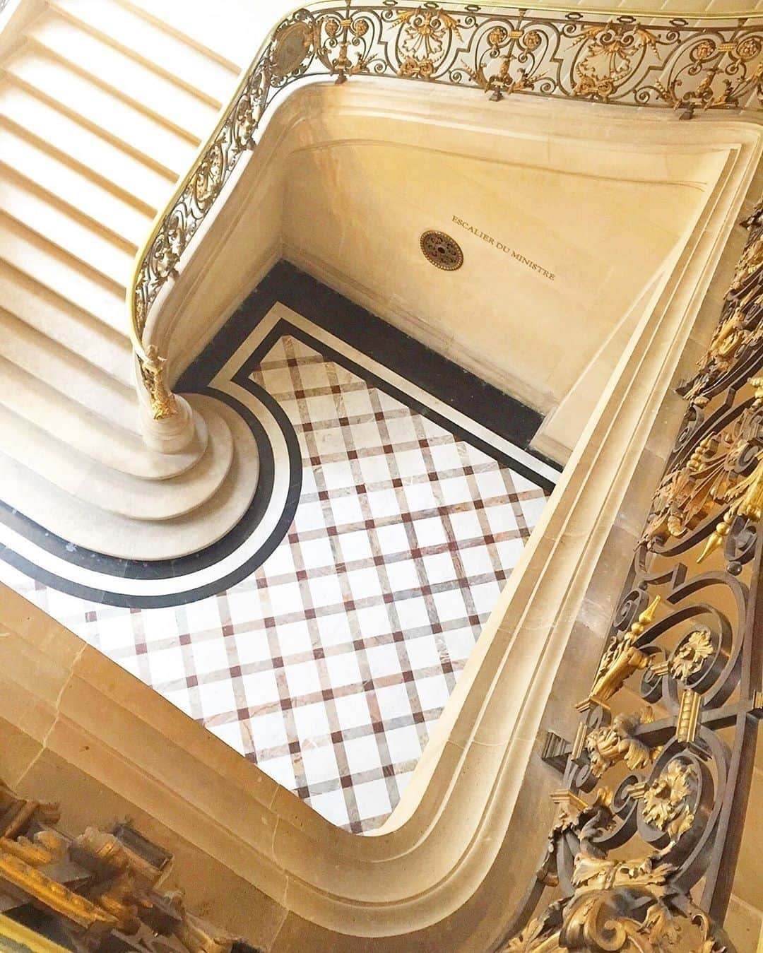 My Little Parisさんのインスタグラム写真 - (My Little ParisInstagram)「Spot du jour : Les escaliers en marbre hyper frais du @museelouvre. 🇬🇧 : Spot of the day: The fresh stairs of the @museelouvre. ( © 📸 @frenchisbeautiful)」7月31日 20時03分 - mylittleparis