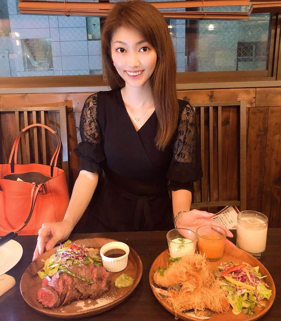 織田千穂さんのインスタグラム写真 - (織田千穂Instagram)「お肉にワイン🍷お好きな方～🙋⁉️ 肉バルミートピア田町店🍖行って来ました💜 田町駅東口から徒歩3分🐾 三田駅A4出口からも徒歩3分です(ˊ꒳ˋ)/♥︎✨ * オシャレな店内🚪で 美味しいお肉と🍷ワインを( ღ´⌣`)💕 私は大好きなマリブとお肉でしたが💓 * 今回は… ♦️クリーミー温玉シーザーサラダ やはりスタートは王道のシーザーサラダ🥗 シャキシャキレタスと カリカリクルトンの食感が絶妙です👌🏻✨ * ♦️サーモンとモッツァレラのカルパッチョ 小分けになっていて食べやすいサイズ👌🏻 クリーミーなチーズと生ハムの 組み合わせは最強コンビ‼️ * ♦️ミートピア極上巻き ウニとイクラの和牛巻🌀 贅沢過ぎる逸品に幸せなひととき💗 インスタ映え度抜群👌🏻 * ♦️すごいエビフライ サックサクサックサクな食べ応えを 楽しめるエビフライ🍤✨ 普段なかなか味わえない食感なので 食べる価値アリです🎶 * ♦️サーモンとイクラのリゾット サーモンにたーぷりチーズ(ﾉ ´ω`)ﾉ=͟͟͞͞🧀 大好きがいっぱい詰まってました❤️ * ♦️極旨唐揚げ サクサク柔らかな唐揚げ💕 私はもちろんマヨたっぷりで頂きました💡 んまいっ👍💗 * ♦️濃厚うにクリームコロッケ サクサクと贅沢が組み合わさった 濃厚クリームコロッケ🎶サイズ感も良き💓 * ♦️牛ハラミステーキ お店のイチオシという事で注文🎶 人気メニューだけあってさすが👍 お塩でもタレでも👌🏻味変も楽しめます‼️ * ♦️バニラアイス 〆はアイス🍨 大満腹でもアイスはイケますw デザート食べてる時間って至福の時💓 * とても入りやすいお店ですし 気に知れた仲間とワイワイするのも良き💜 仕事帰りに寄りたいお店です💗✨ * 🏡肉バルミートピア田町 ➡️ 東京都港区芝浦3-12-2 やまとビル 4F 📞05055947362 ⏰月～金 17:00～24:00 日曜営業 💤定休日 不定休 ✼••┈┈┈┈┈┈┈┈┈┈┈┈┈┈┈┈••✼ #肉バルミートピア田町店 #肉バルミートピア #ミートピア #肉食女子 #肉バル #フォトジェ肉 #肉活 #肉会 #グルメ部 #foodpic #l4l #foodie #田町ディナー #dinner #女子会 #japanesestyle #田町グルメ #田町 #飯テロ #大人コーデ #ディナー #食べスタグラム #followme #instafood #japanesefood #foodstagram #フードスタグラム #肉スタグラム #foodoftheday #japanesegirl @queen.lupis ピアス(v0632) ✼••┈┈┈┈┈┈┈┈┈┈┈┈┈┈┈┈••✼」7月31日 20時14分 - chihoda