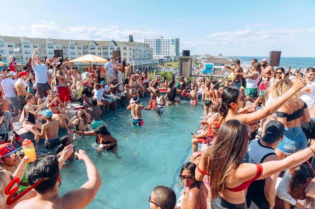 ファンクマスター・フレックスのインスタグラム：「Yes! 1st time ever! FunkFlex 3 hour set! Society Mondays! Labor Day Monday! Pow! Details tonight at 7pm! @djnyse_ we ready! The Avenue Rooftop! @litdigitaldjs (Erock we gonna killem)」