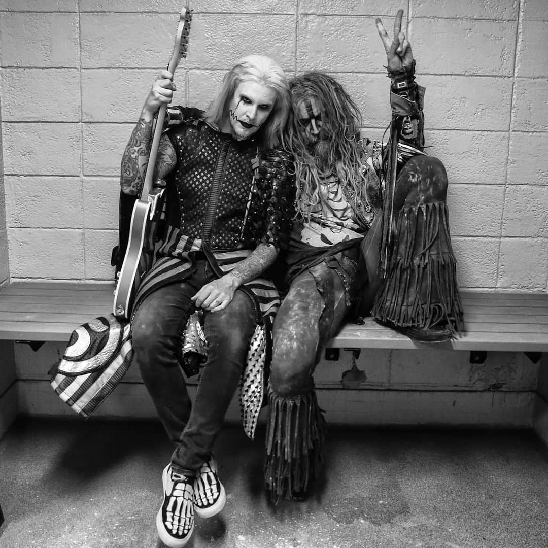 のインスタグラム：「Happy Birthday to my good old rocking buddy J5! Cheers to another year of kicking ass! 💀🎁🎈🎉👍🏼🤡🎂🎸#happybirthday #johnfive #robzombie #robfennphotography」
