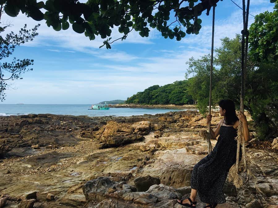新井利佳さんのインスタグラム写真 - (新井利佳Instagram)「#thailand_ig #thailandtravel #samedisland #samed #thailand #resort #sea #blue #white #summertime #vacation #summervacation #Ocean #泰國 #泰國旅遊 #泰國景點 #海灘 #島 #暑假 #暑假旅遊 #沙美島  #サメット島 #タイ旅行 #女3人旅 #離島 ビーチの移動屋台の焼き鳥おじさん今日は来てくれなかった😫またサメット島に来るしか無いなぁ。 今天沒有吃到烤雞😫烤雞叔叔沒來😫難道星期三休息嗎？這樣還要來沙美島🐙」7月31日 20時08分 - rika.arai