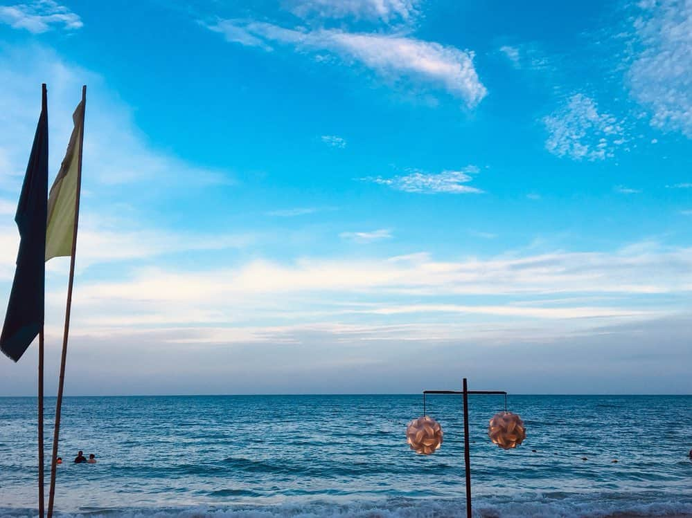 新井利佳さんのインスタグラム写真 - (新井利佳Instagram)「#thailand_ig #thailandtravel #samedisland #samed #thailand #resort #sea #blue #white #summertime #vacation #summervacation #Ocean #泰國 #泰國旅遊 #泰國景點 #海灘 #島 #暑假 #暑假旅遊 #沙美島  #サメット島 #タイ旅行 #女3人旅 #離島 ビーチの移動屋台の焼き鳥おじさん今日は来てくれなかった😫またサメット島に来るしか無いなぁ。 今天沒有吃到烤雞😫烤雞叔叔沒來😫難道星期三休息嗎？這樣還要來沙美島🐙」7月31日 20時08分 - rika.arai